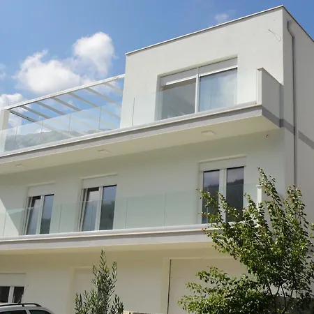 Riva - Five Bedroom With Pool And Sea View 别墅 *