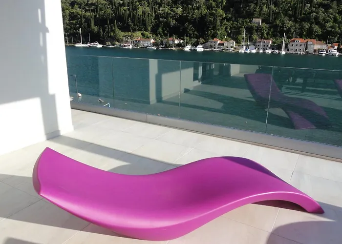 Riva - Five Bedroom With Pool And Sea View 别墅 *