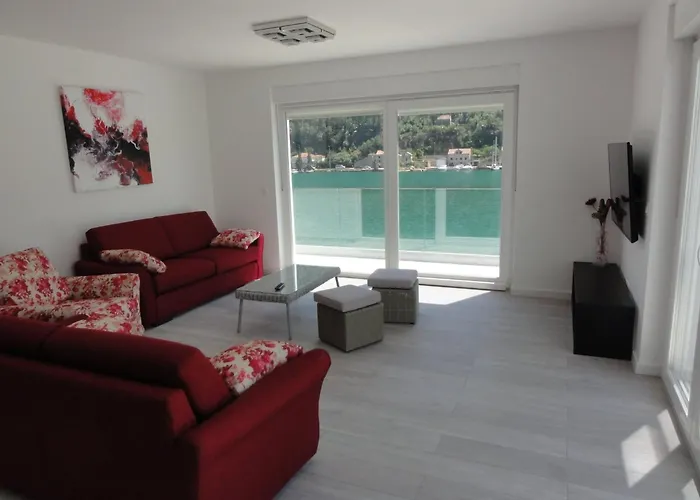 Riva - Five Bedroom With Pool And Sea View 别墅 *