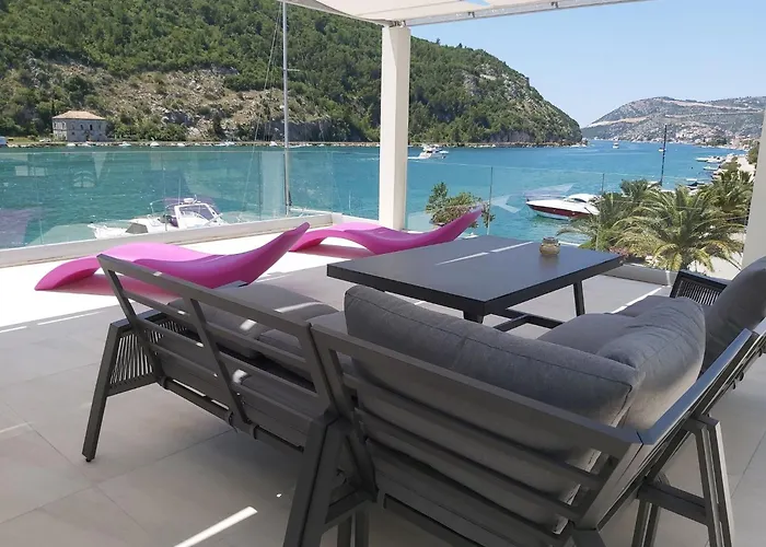 Riva - Five Bedroom With Pool And Sea View 别墅