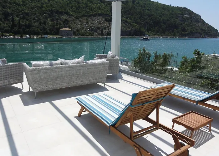 Riva - Five Bedroom With Pool And Sea View 别墅 *