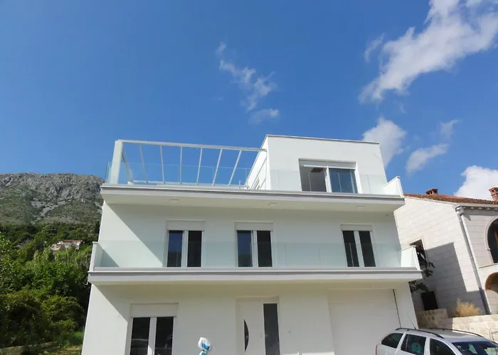Riva - Five Bedroom With Pool And Sea View 别墅 *