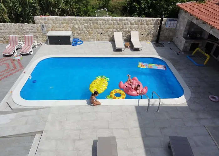 Riva - Five Bedroom With Pool And Sea View 别墅 *