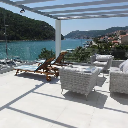 Riva - Five Bedroom With Pool And Sea View *