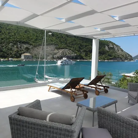 Riva - Five Bedroom With Pool And Sea View