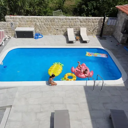 Riva - Five Bedroom With Pool And Sea View فيلة *