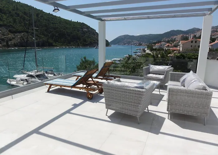 Riva - Five Bedroom With Pool And Sea View *